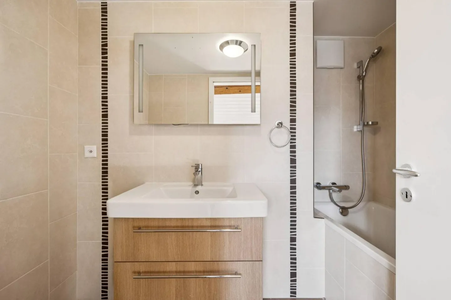 APPARTAMENTO SPAZIOSO E AFFASCINANTE NEL CUORE DEL VILLAGGIO DI MEYRIN - Foto 10 di 10