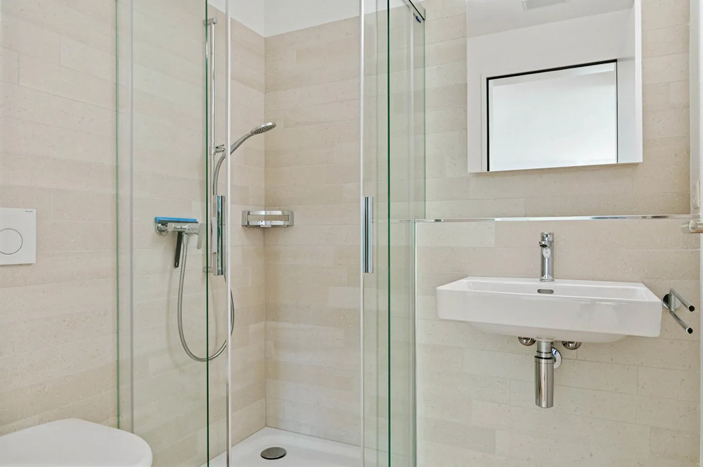 Stunning Apartment with Lake View - Photo 8 of 9