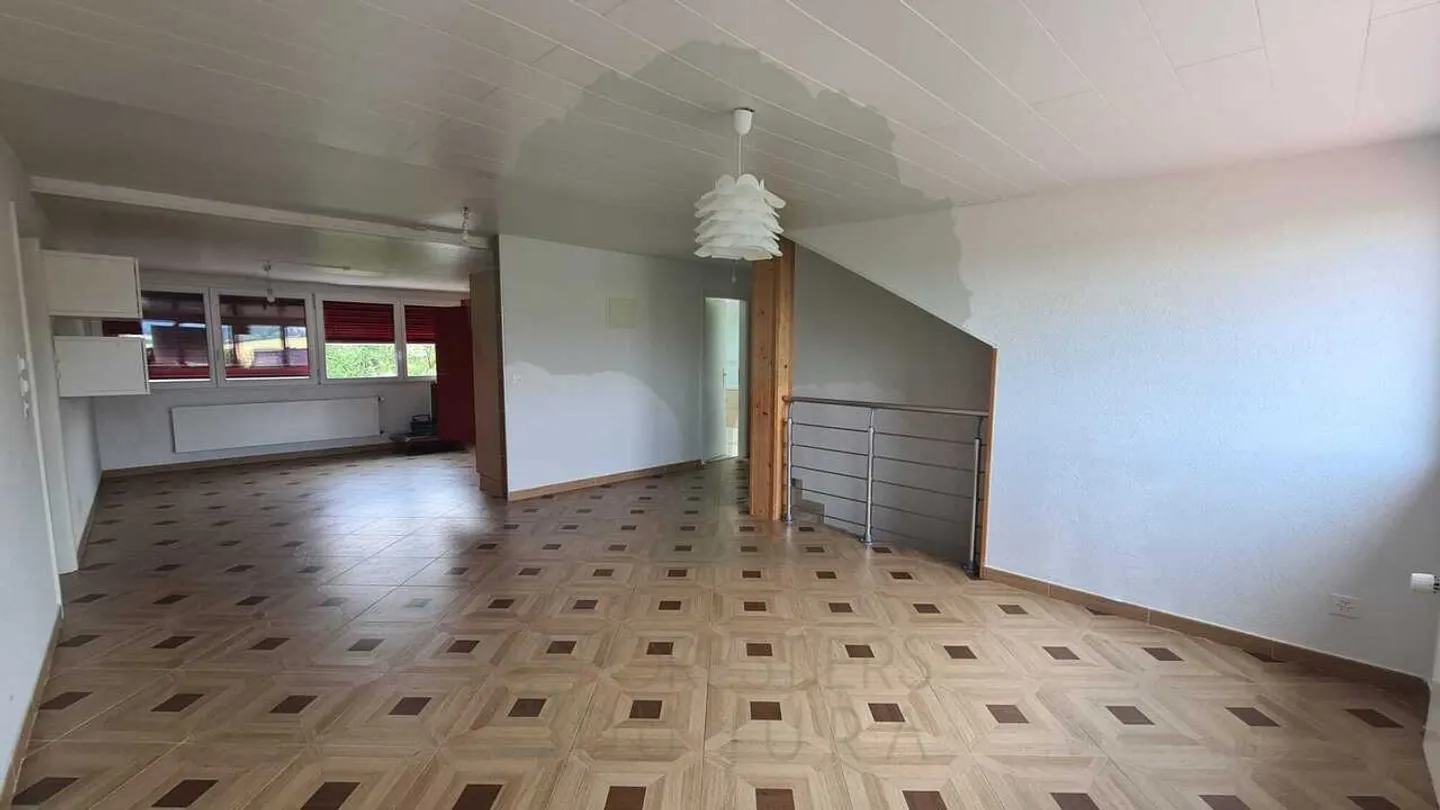 Family house with two 3.5-room apartments and three garages - Photo 5 of 17