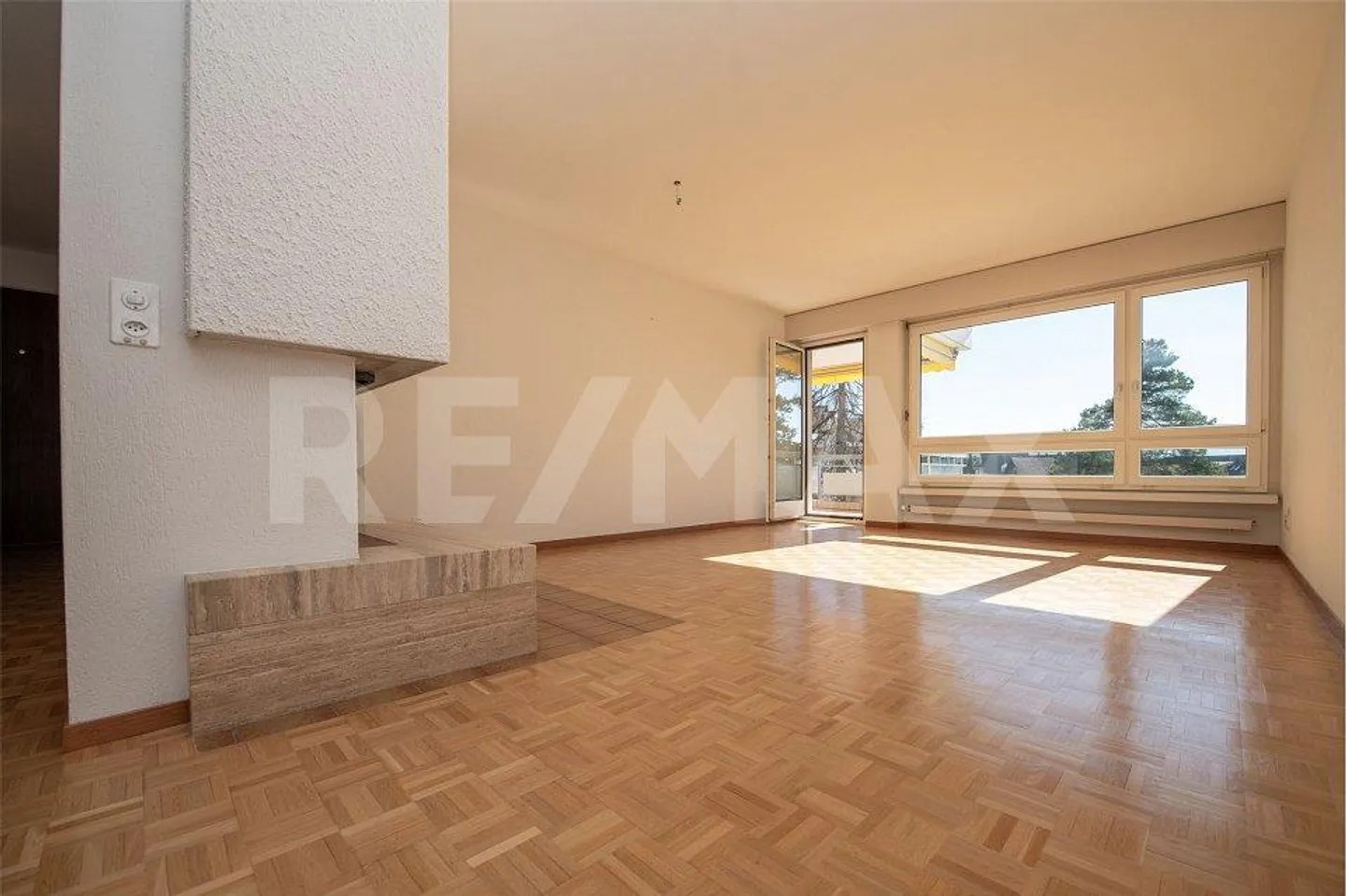 VERY BRIGHT 4 ½-ROOM APARTMENT ON THE THIRD FLOOR - Photo 2 of 12