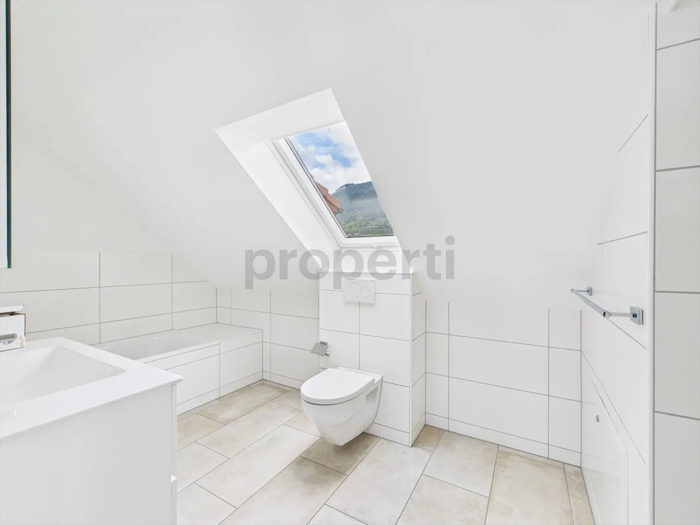 Ampio attico di 3,5 stanze a Günsberg – comfort abitativo moderno in una posizione tranquilla - Foto 6 di 9
