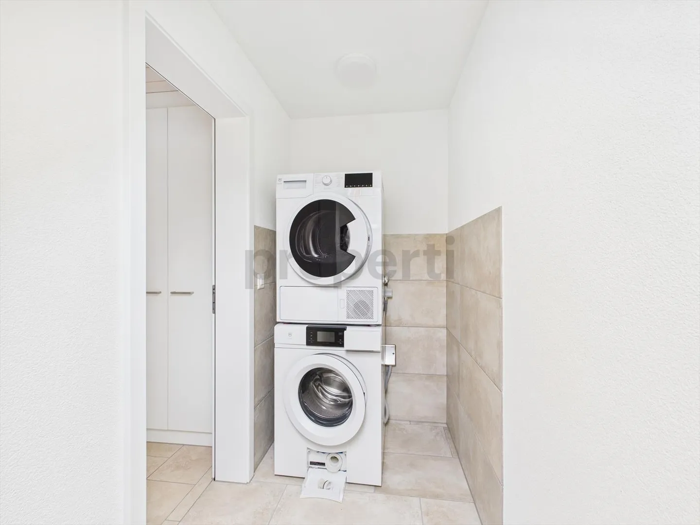 Ampio attico di 3,5 stanze a Günsberg – comfort abitativo moderno in una posizione tranquilla - Foto 7 di 9