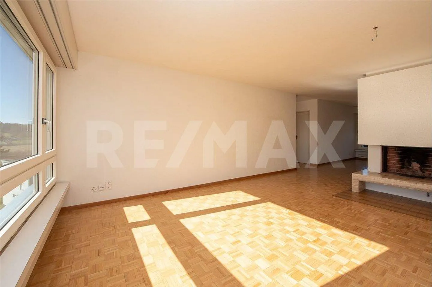 VERY BRIGHT 4 ½-ROOM APARTMENT ON THE THIRD FLOOR - Photo 3 of 12