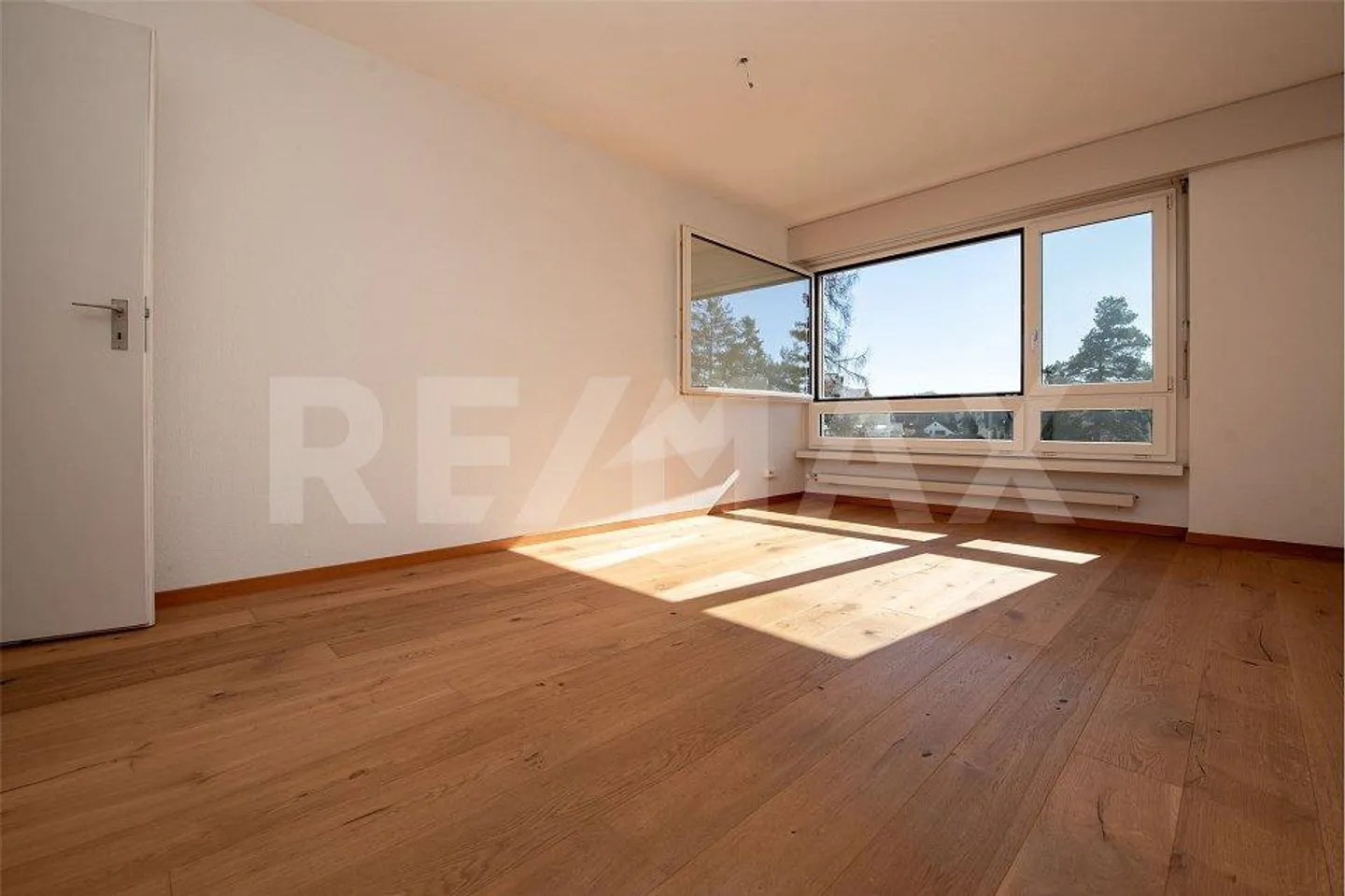 VERY BRIGHT 4 ½-ROOM APARTMENT ON THE THIRD FLOOR - Photo 6 of 12