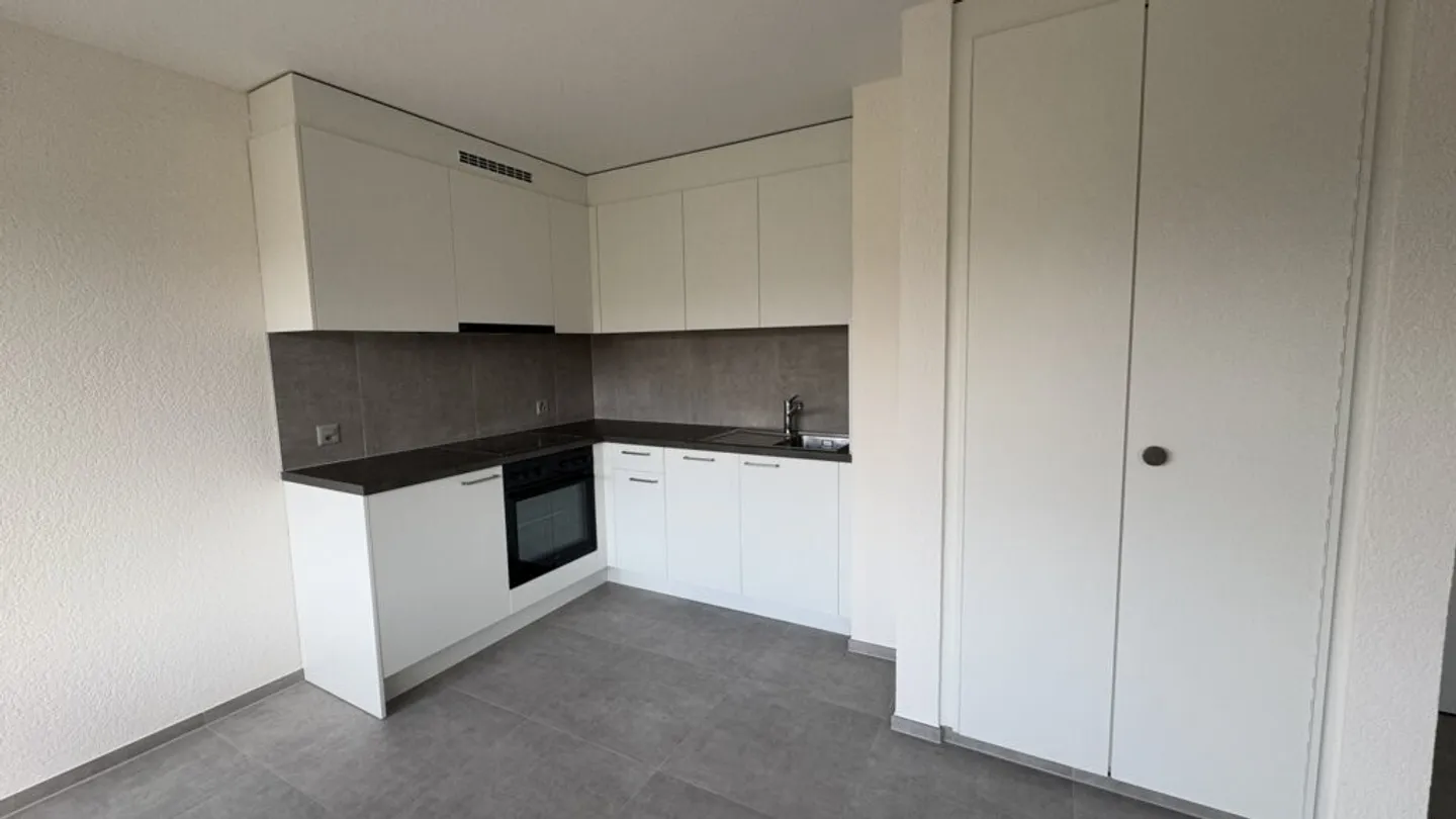 Beautiful fully renovated 2-room apartment - Photo 3 of 6