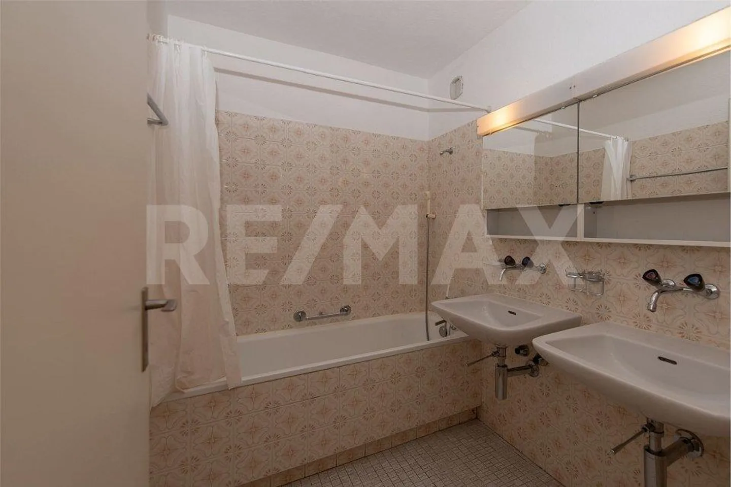 VERY BRIGHT 4 ½-ROOM APARTMENT ON THE THIRD FLOOR - Photo 9 of 12