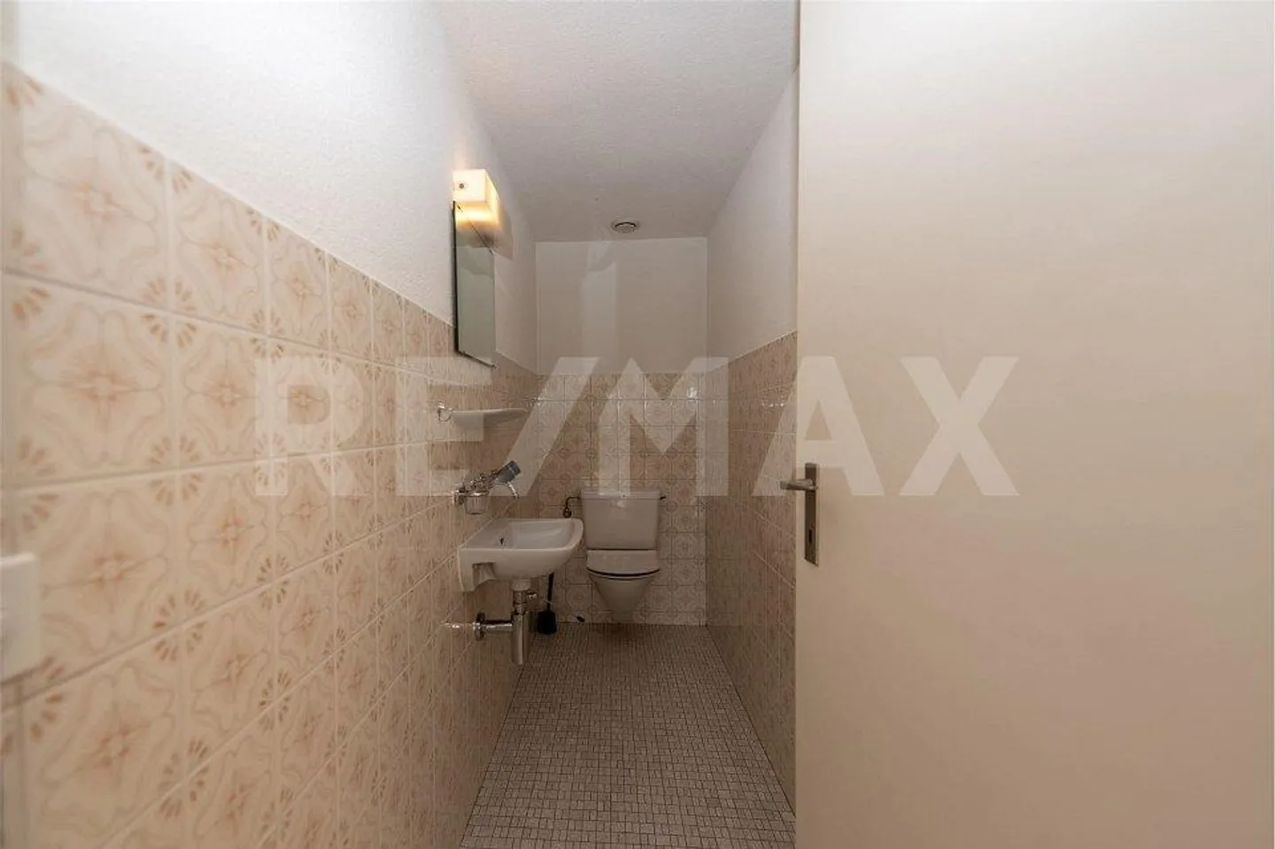 VERY BRIGHT 4 ½-ROOM APARTMENT ON THE THIRD FLOOR - Photo 10 of 12