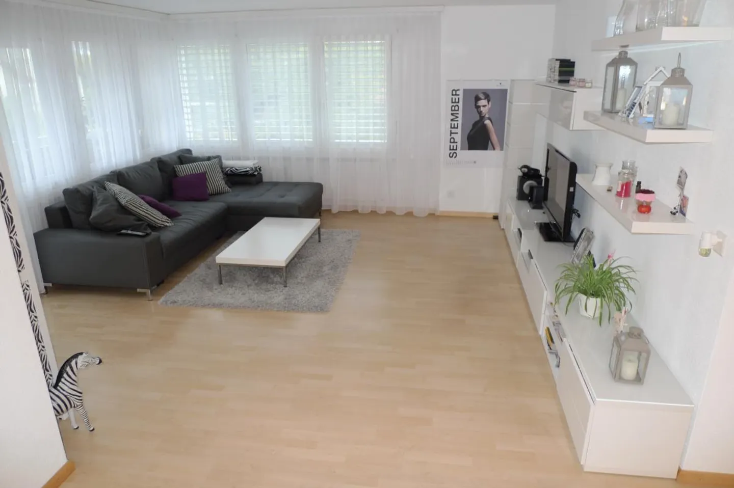 Appartement spacieux de 3,5 pièces au 1er étage avec balcon couvert - Photo 3 sur 9