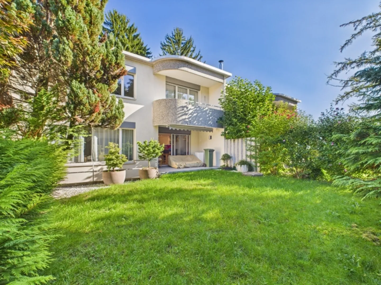 Casa a schiera moderna in una posizione familiare e centrale alla fine di una strada senza uscita - Foto 1 di 8