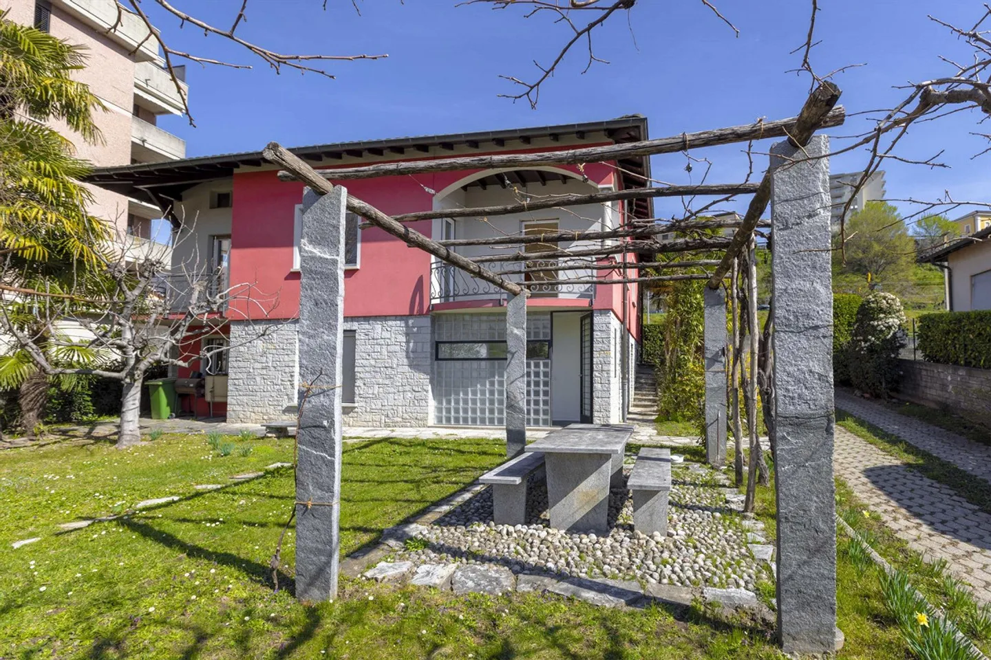 ELEGANT SEMI-DETACHED VILLA 6.5 ROOMS WITH GARDEN IN BALERNA - Photo 1 of 8