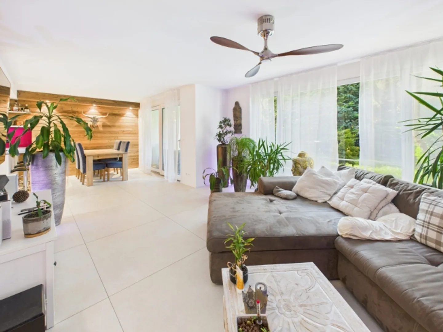 Casa a schiera moderna in una posizione familiare e centrale alla fine di una strada senza uscita - Foto 2 di 8