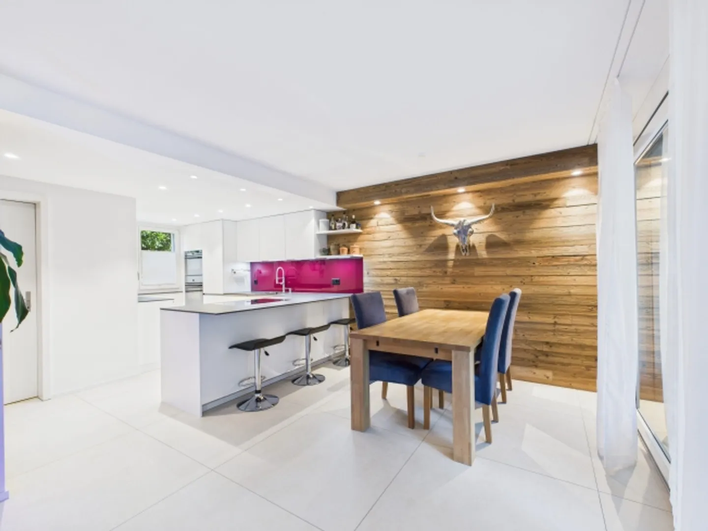 Casa a schiera moderna in una posizione familiare e centrale alla fine di una strada senza uscita - Foto 3 di 8