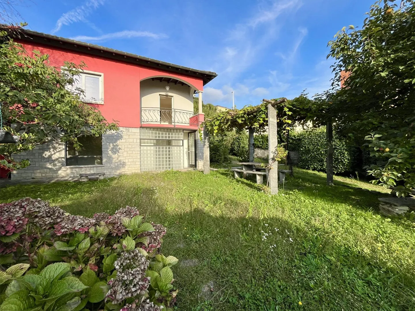 ELEGANT SEMI-DETACHED VILLA 6.5 ROOMS WITH GARDEN IN BALERNA - Photo 2 of 8