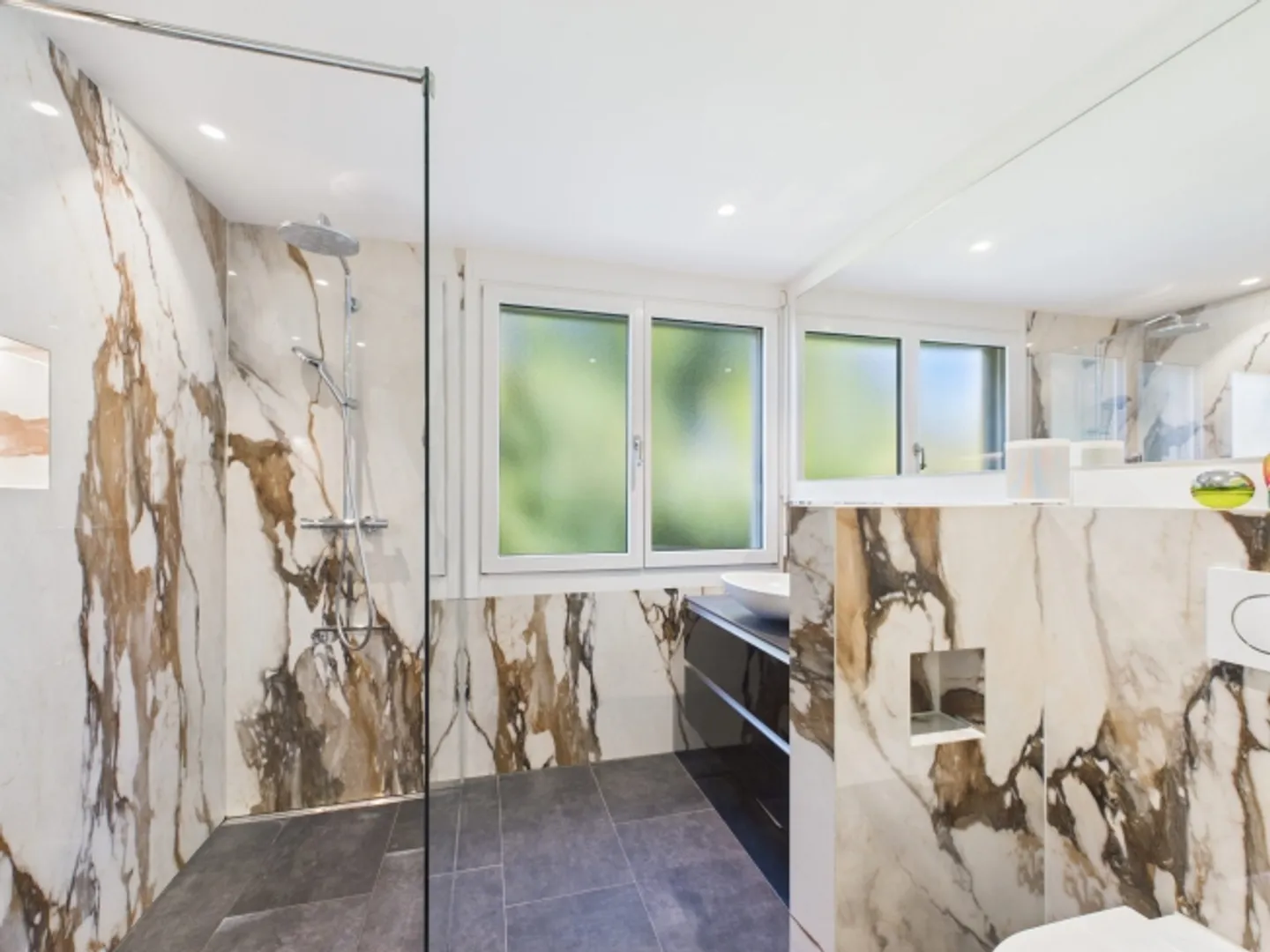 Casa a schiera moderna in una posizione familiare e centrale alla fine di una strada senza uscita - Foto 7 di 8