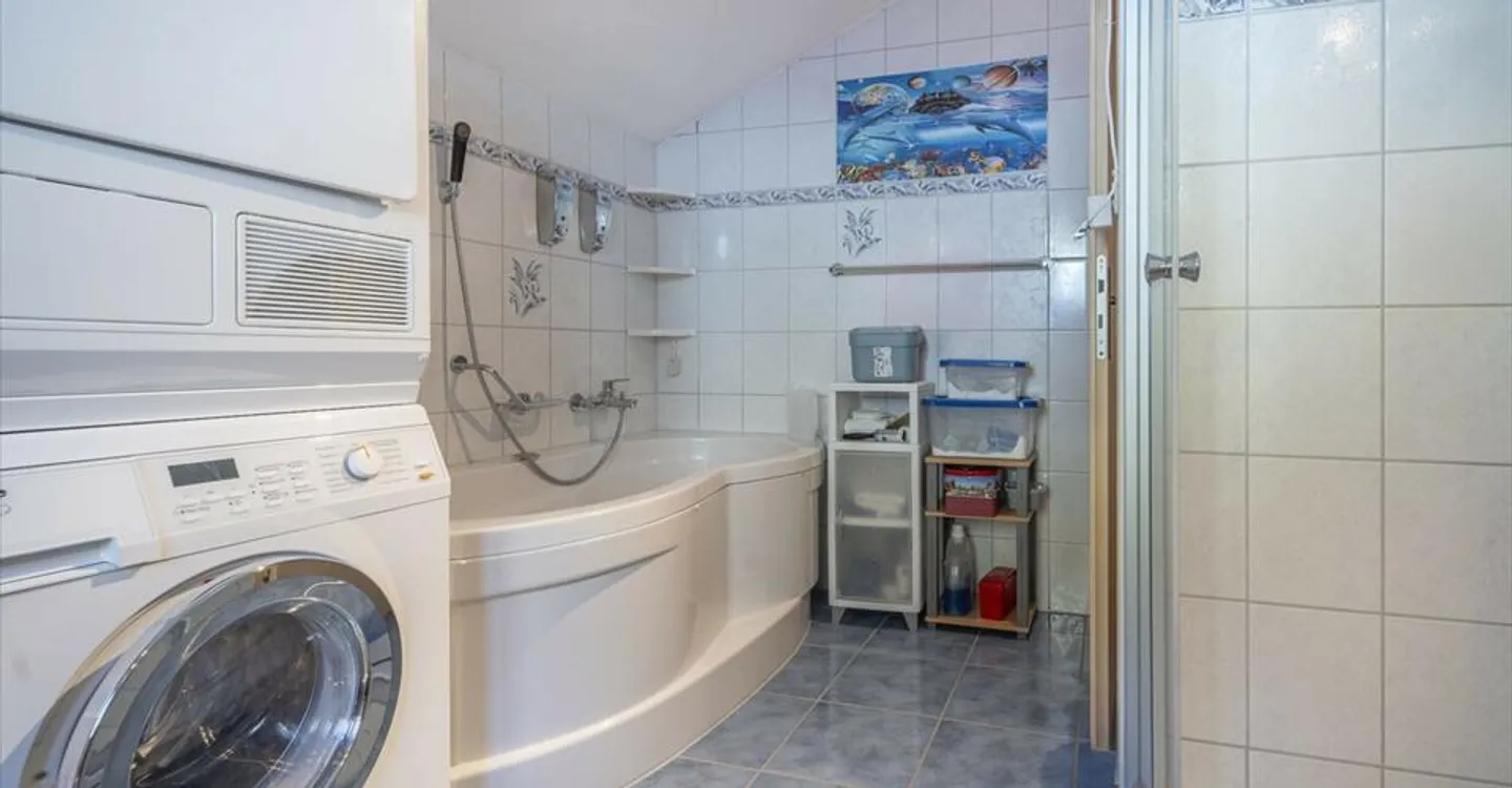 WOHNUNG MIT GARAGE UND BALKON - PANORAMABLICK - EXKLUSIV - Foto 7 von 8