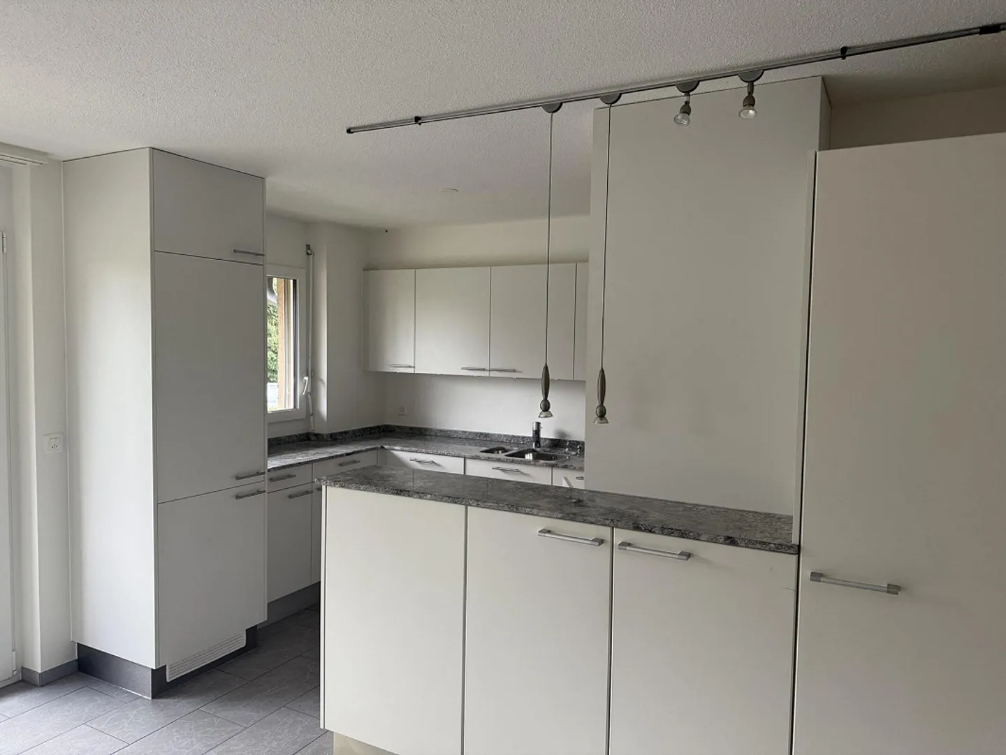 Appartement de 4,5 pièces avec grand balcon, emplacement central - Photo 2 sur 11