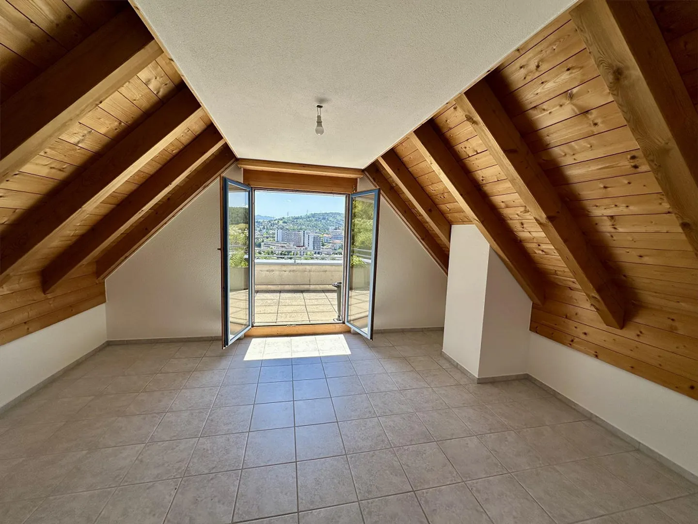 Maisonette 5,5-r. con una vista panoramica da sogno, in un villaggio tranquillo e orientato alla natura - Foto 9 di 14