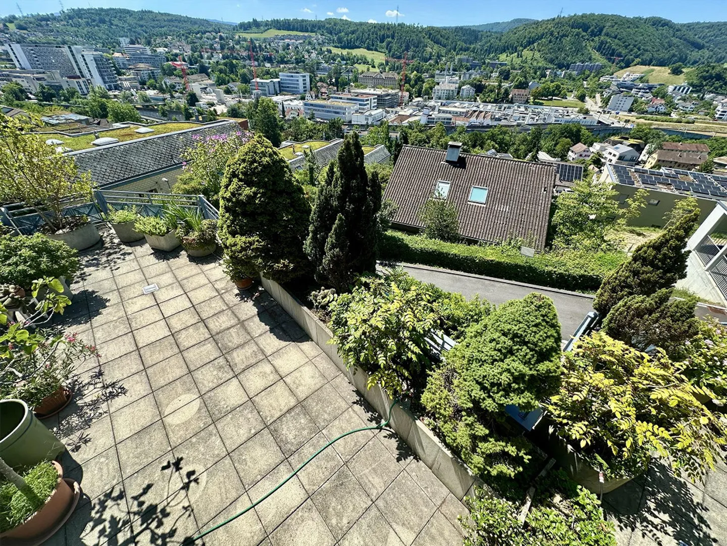 Maisonette 5,5-r. con una vista panoramica da sogno, in un villaggio tranquillo e orientato alla natura - Foto 10 di 14