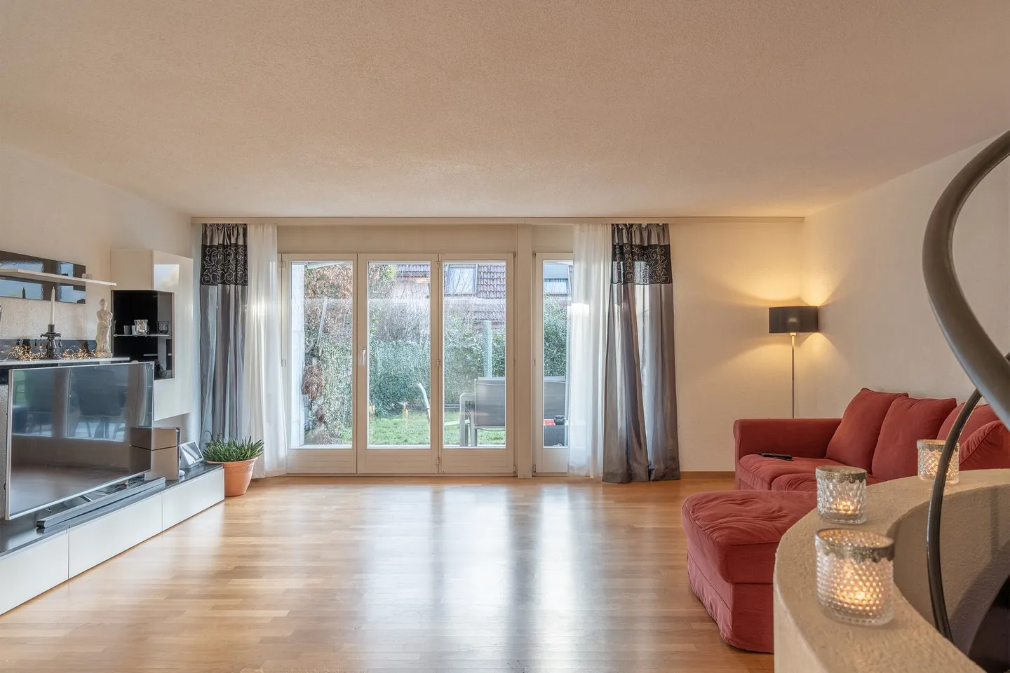 Casa a schiera con basso potenziale di ristrutturazione in un ambiente familiare - Foto 3 di 11