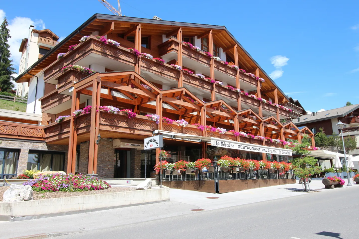 Restaurant rénové à Crans - Photo 2 sur 2