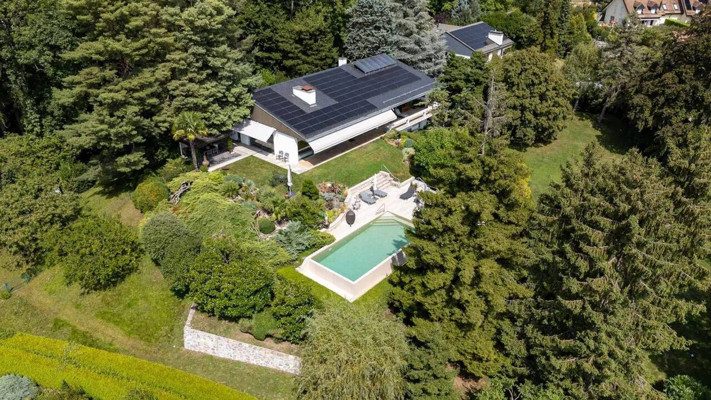 Prächtiges Anwesen mit 7,5 Zimmern und Swimmingpool - Entwicklungspotenzial - Foto 1 von 13