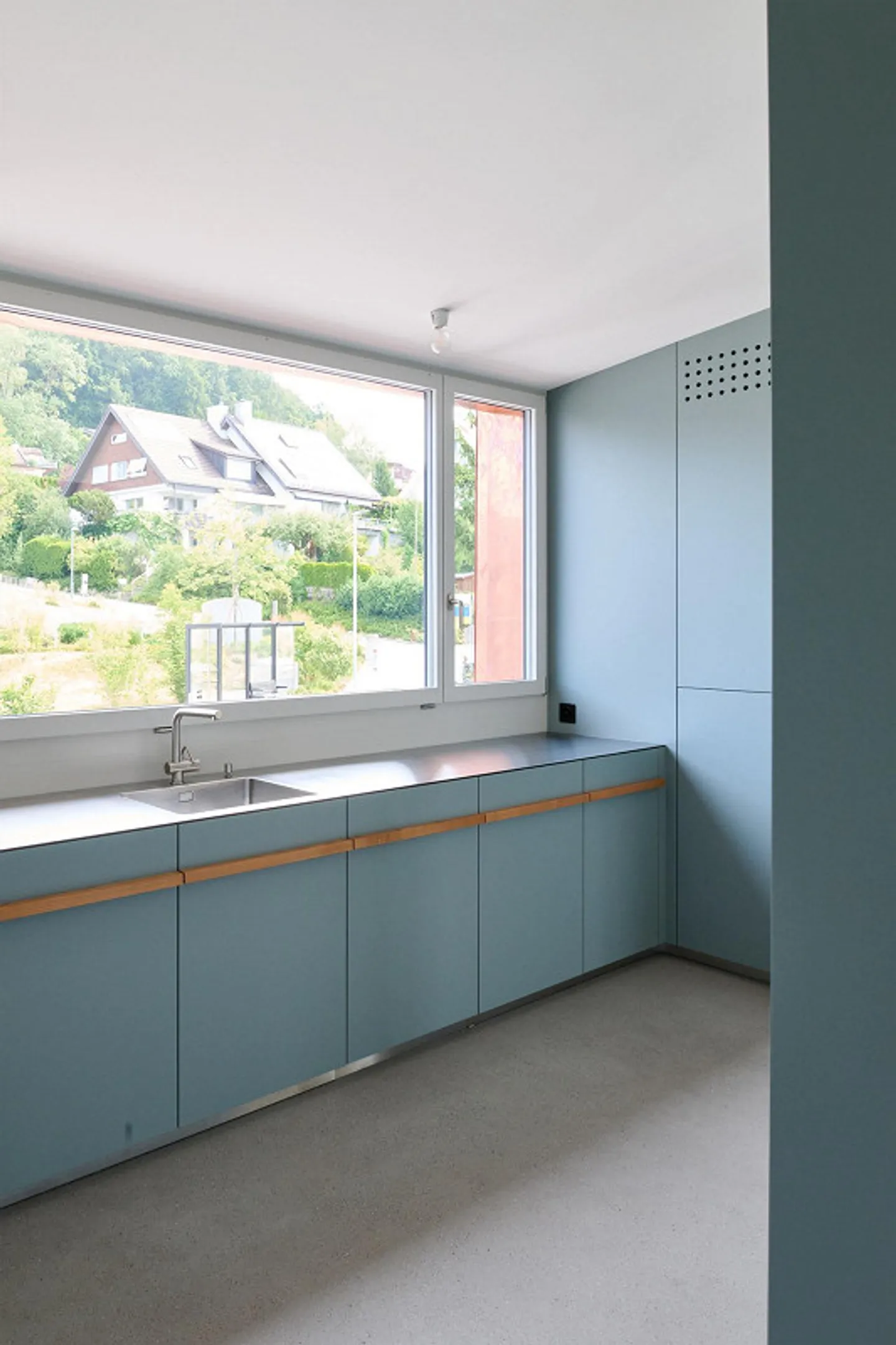 Exclusive 3.5-room apartment with private garden and panoramic view in Uitikon-Waldegg - Photo 2 of 13