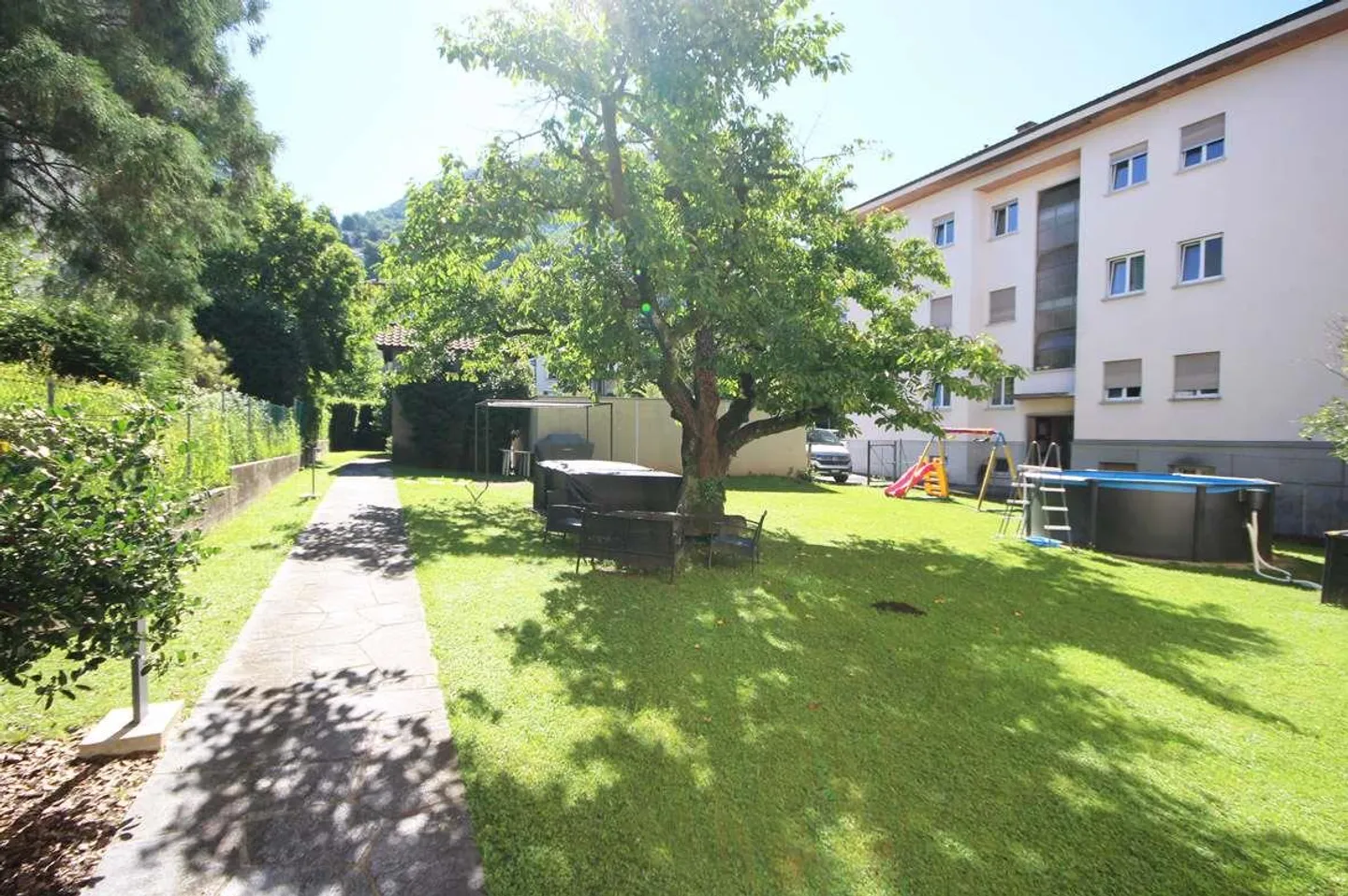 Spacious apartment in a small context with garden - Photo 1 of 10