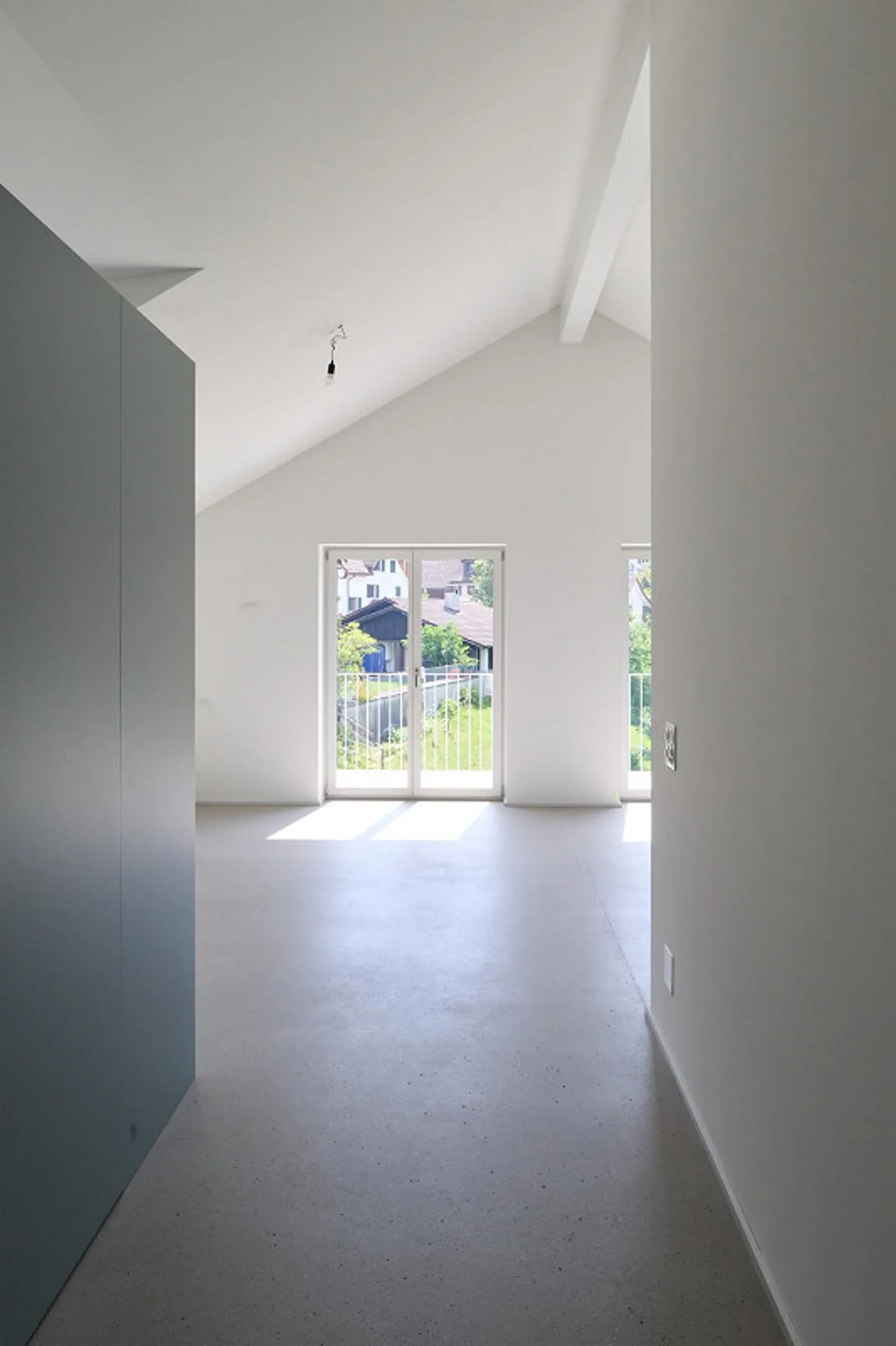 Exclusive 3.5-room apartment with private garden and panoramic view in Uitikon-Waldegg - Photo 8 of 13