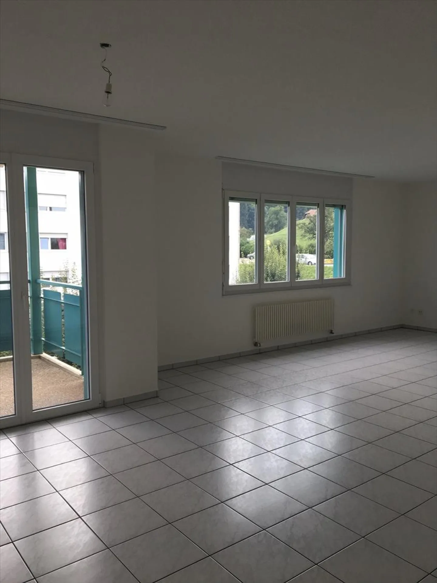 Geräumige 4,5 Zimmer in Tavel? Komfort, Helligkeit und ideale Lage - Foto 3 von 9