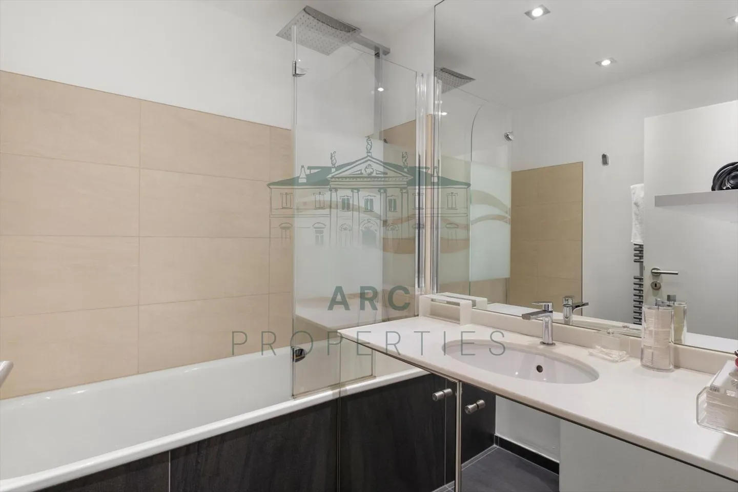 CHAMPEL - RENOVATED APARTMENT WITH BEAUTIFUL AMENITIES - Photo 8 of 9