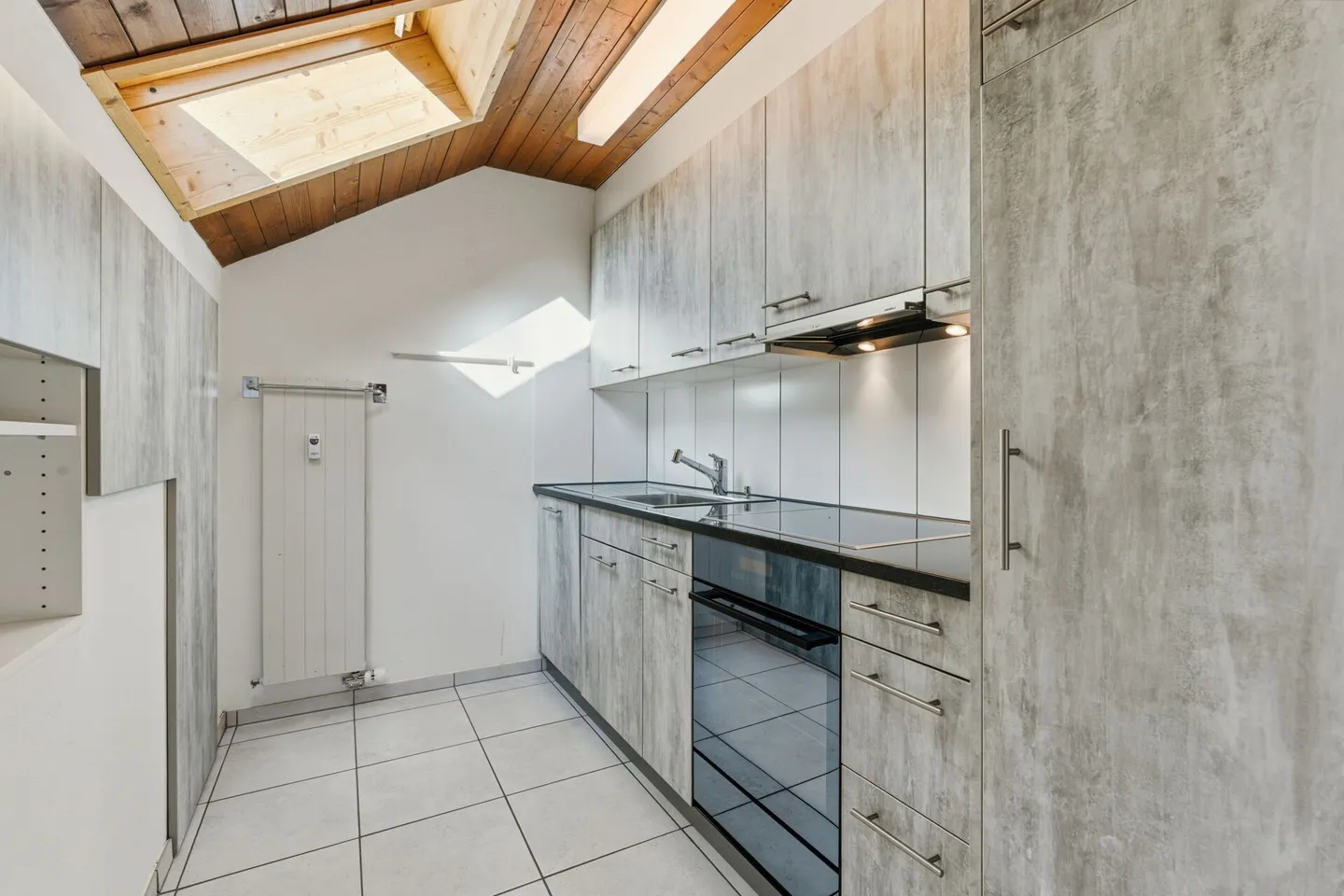 Charming 2.5 Room Attic Apartment with Garage and Balcony - Photo 6 of 13