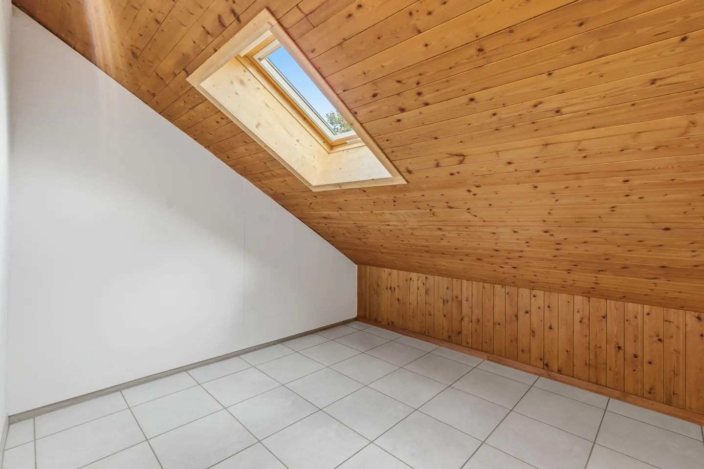 Charming 2.5 Room Attic Apartment with Garage and Balcony - Photo 8 of 13