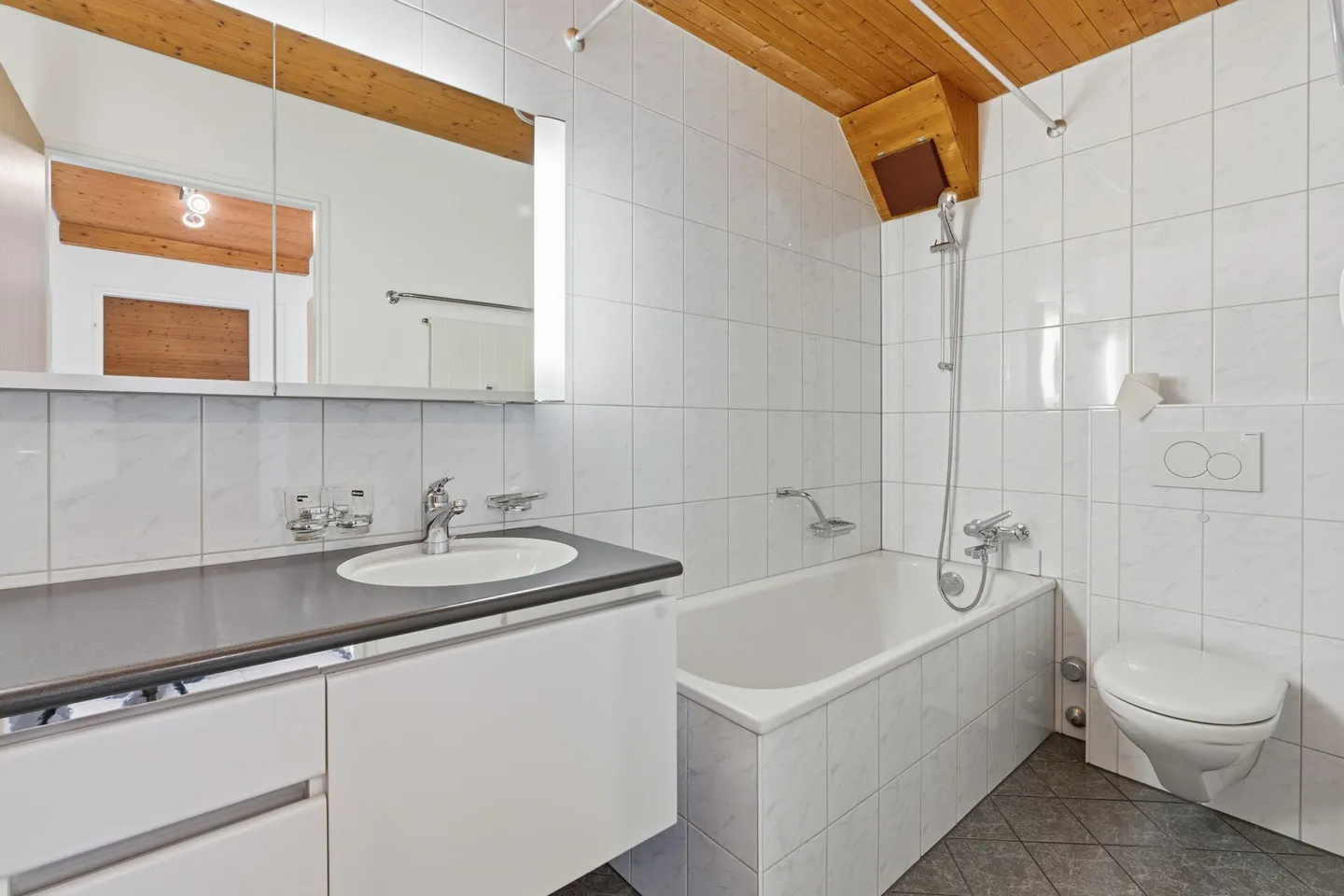 Charming 2.5 Room Attic Apartment with Garage and Balcony - Photo 9 of 13