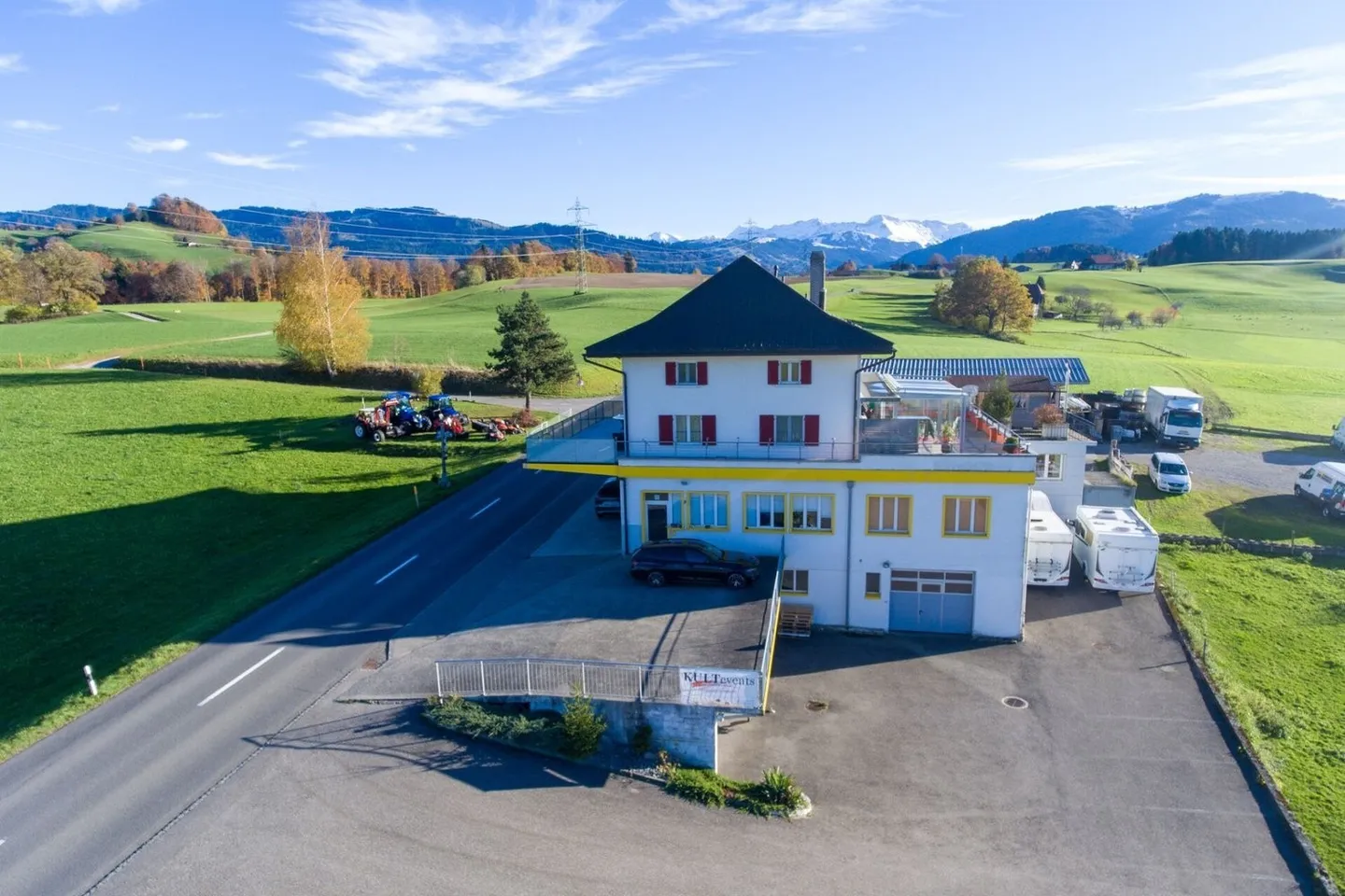 Affascinante casa residenziale con laboratorio e panorama alpino - Foto 2 di 13