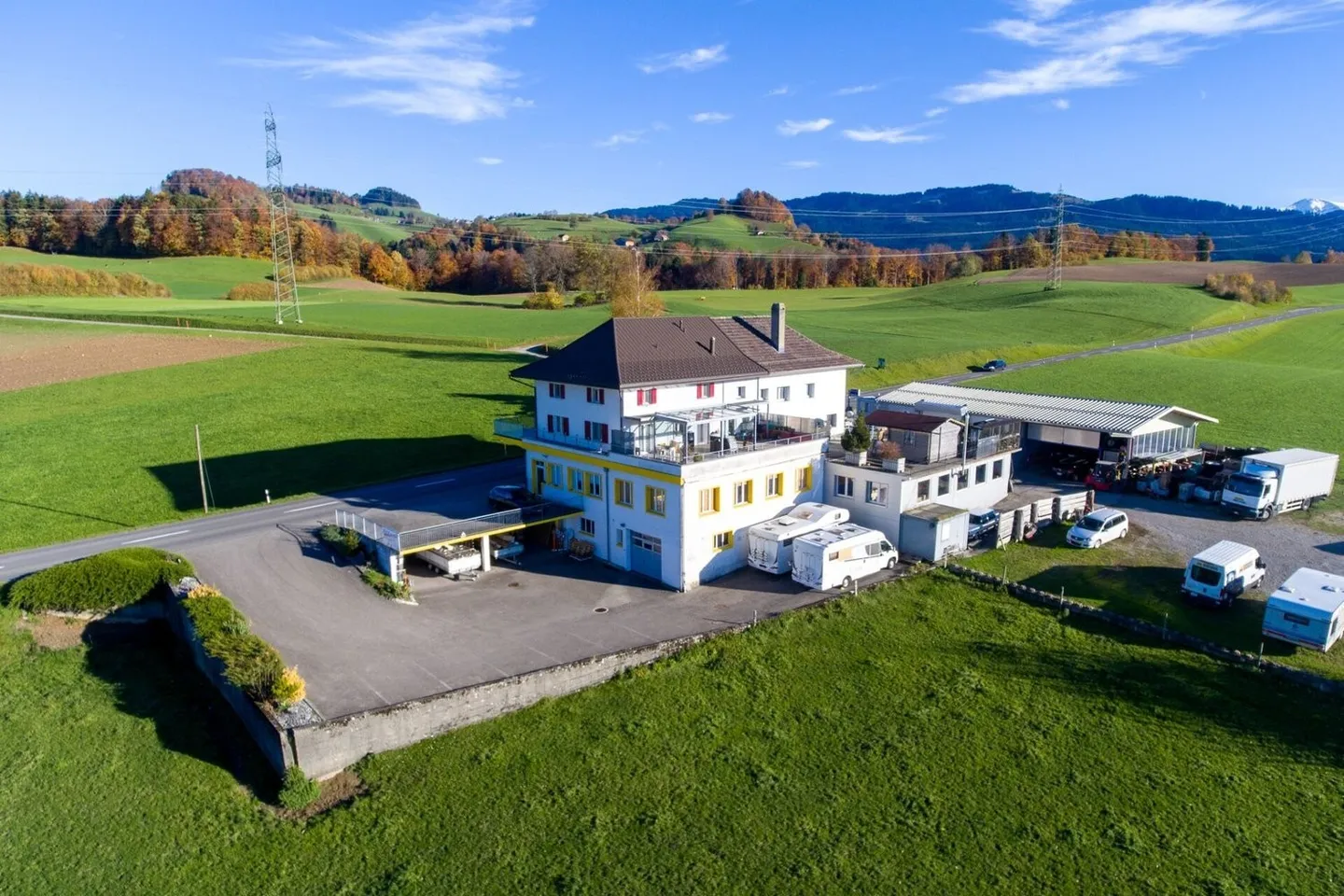 Affascinante casa residenziale con laboratorio e panorama alpino - Foto 1 di 13