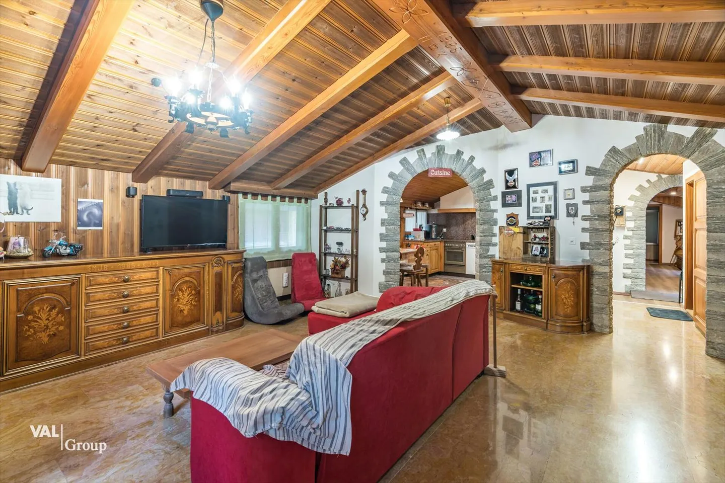 Mixed-use building - Photo 2 of 11