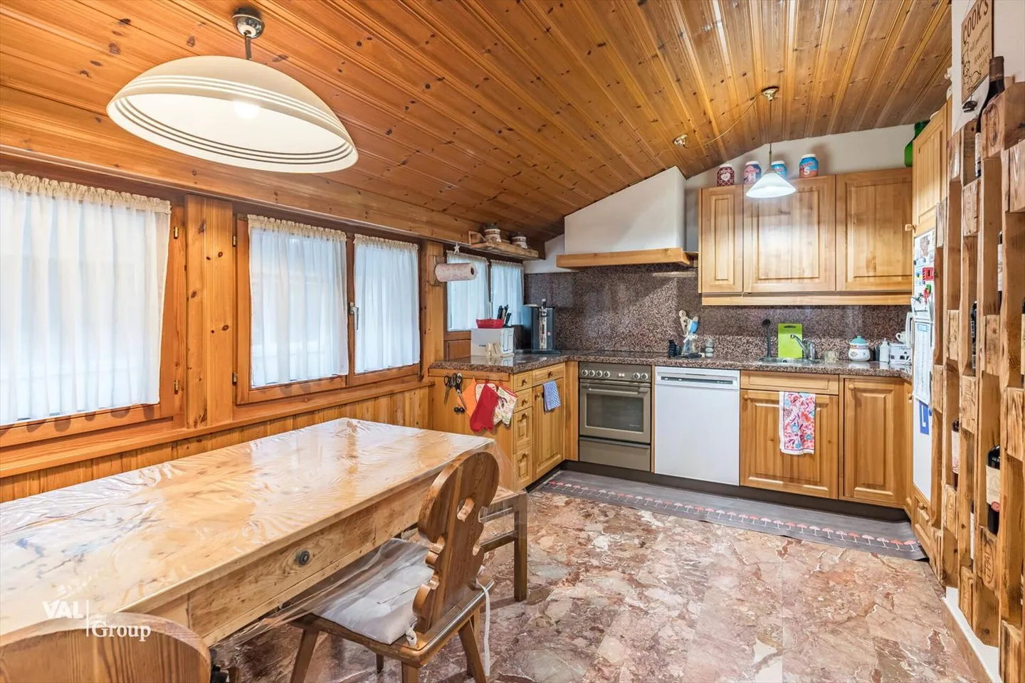 Mixed-use building - Photo 3 of 11