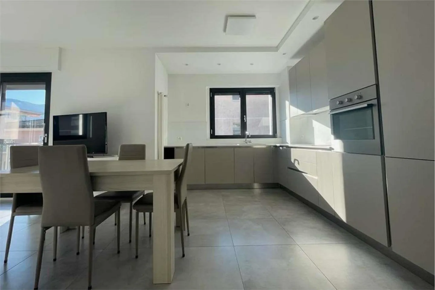 Lugano : récent penthouse 4.5 pièces meublé à neuf - Photo 1 sur 12