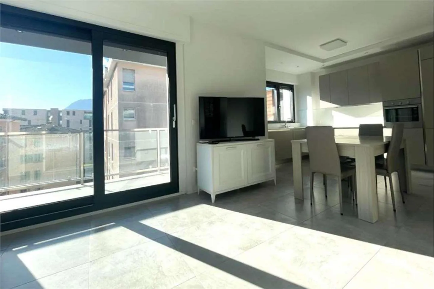Lugano : récent penthouse 4.5 pièces meublé à neuf - Photo 2 sur 12