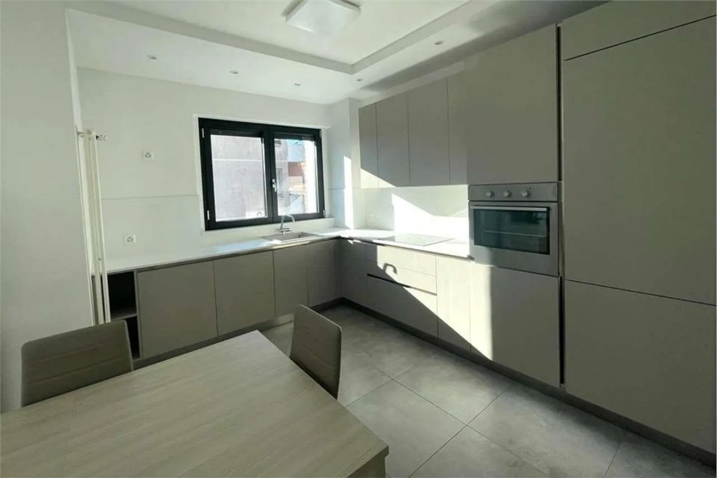 Lugano : récent penthouse 4.5 pièces meublé à neuf - Photo 4 sur 12