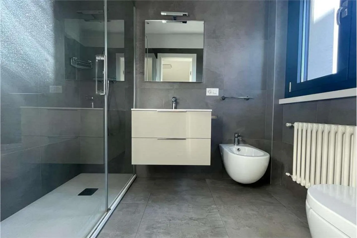 Lugano : récent penthouse 4.5 pièces meublé à neuf - Photo 10 sur 12