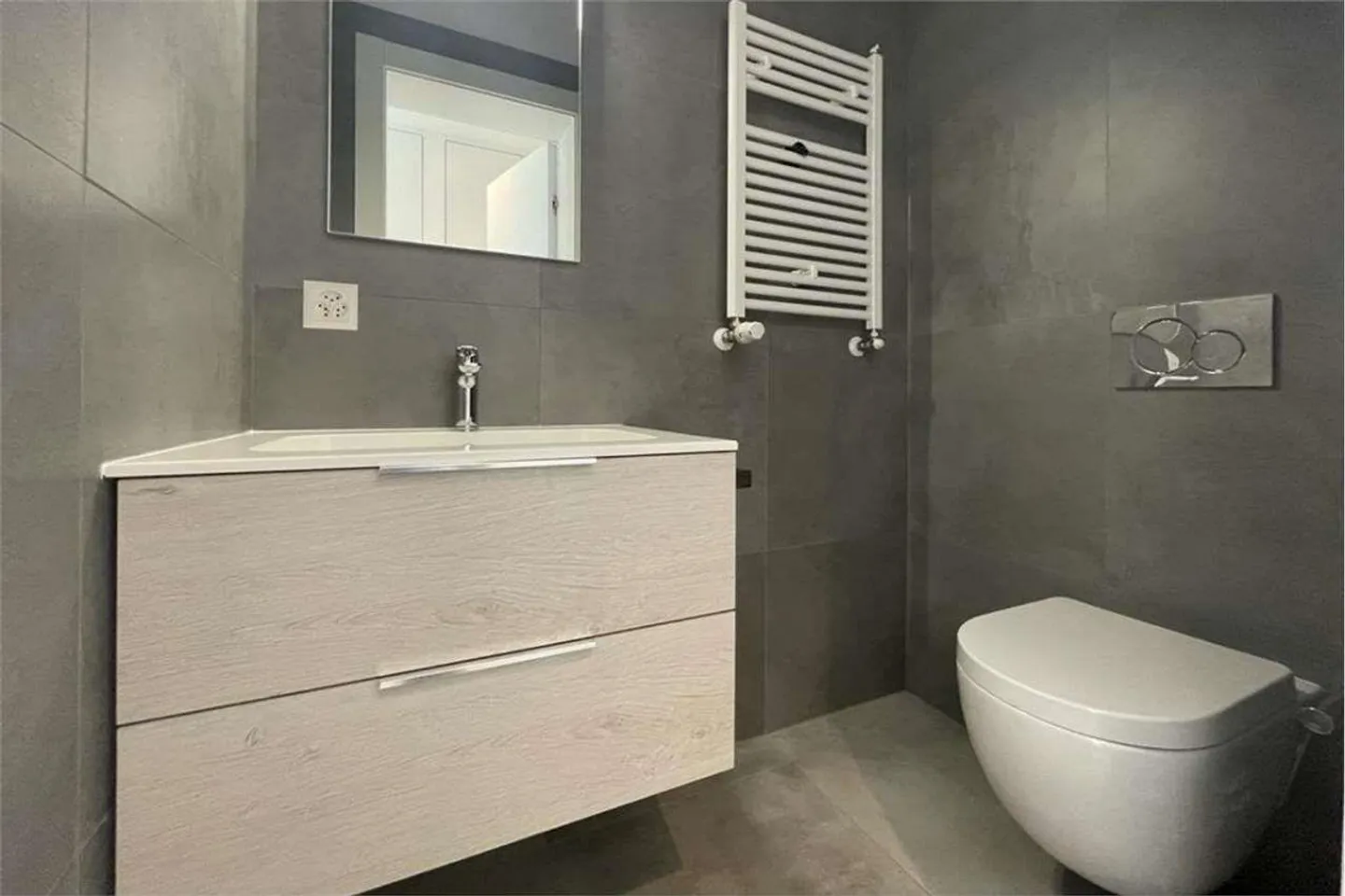 Lugano : récent penthouse 4.5 pièces meublé à neuf - Photo 11 sur 12