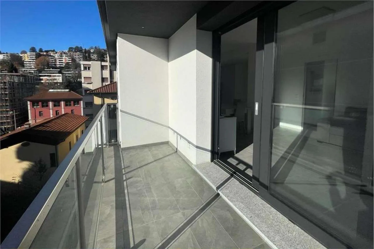 Lugano : récent penthouse 4.5 pièces meublé à neuf - Photo 12 sur 12