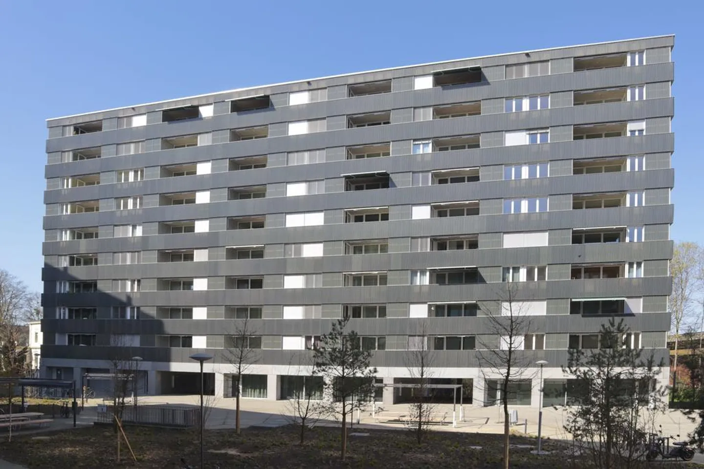 Appartement moderne baigné de lumière avec tour de lavage - Photo 1 sur 8