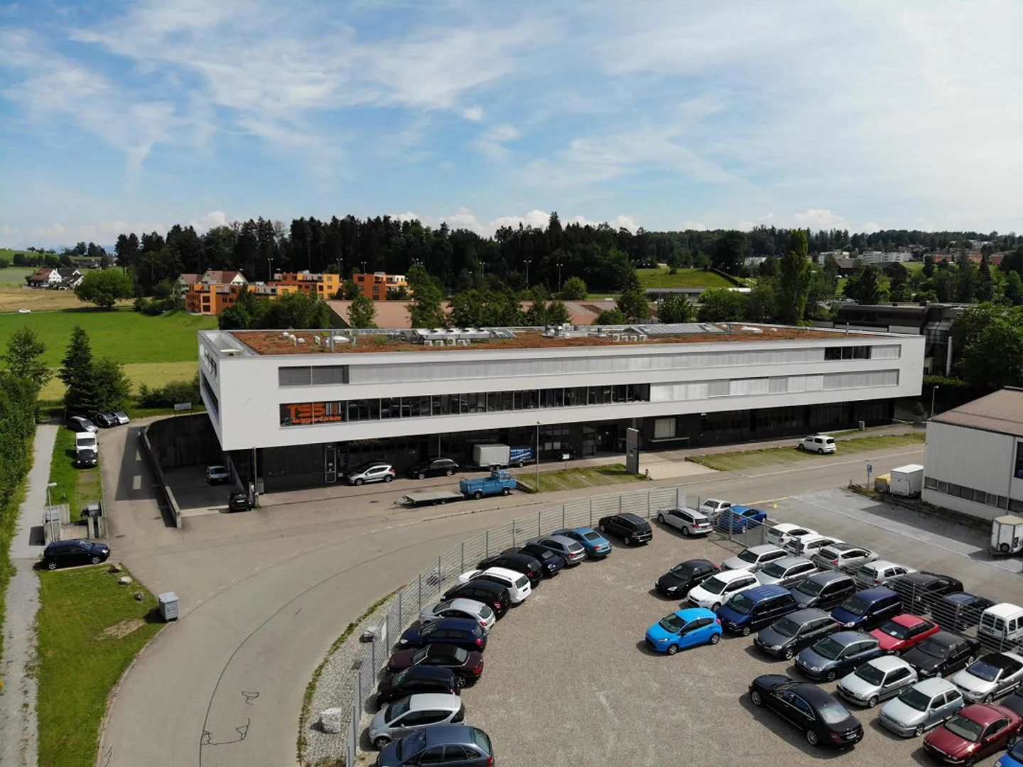 Geräumige Lagerfläche mit direktem Lift - Foto 1 von 7