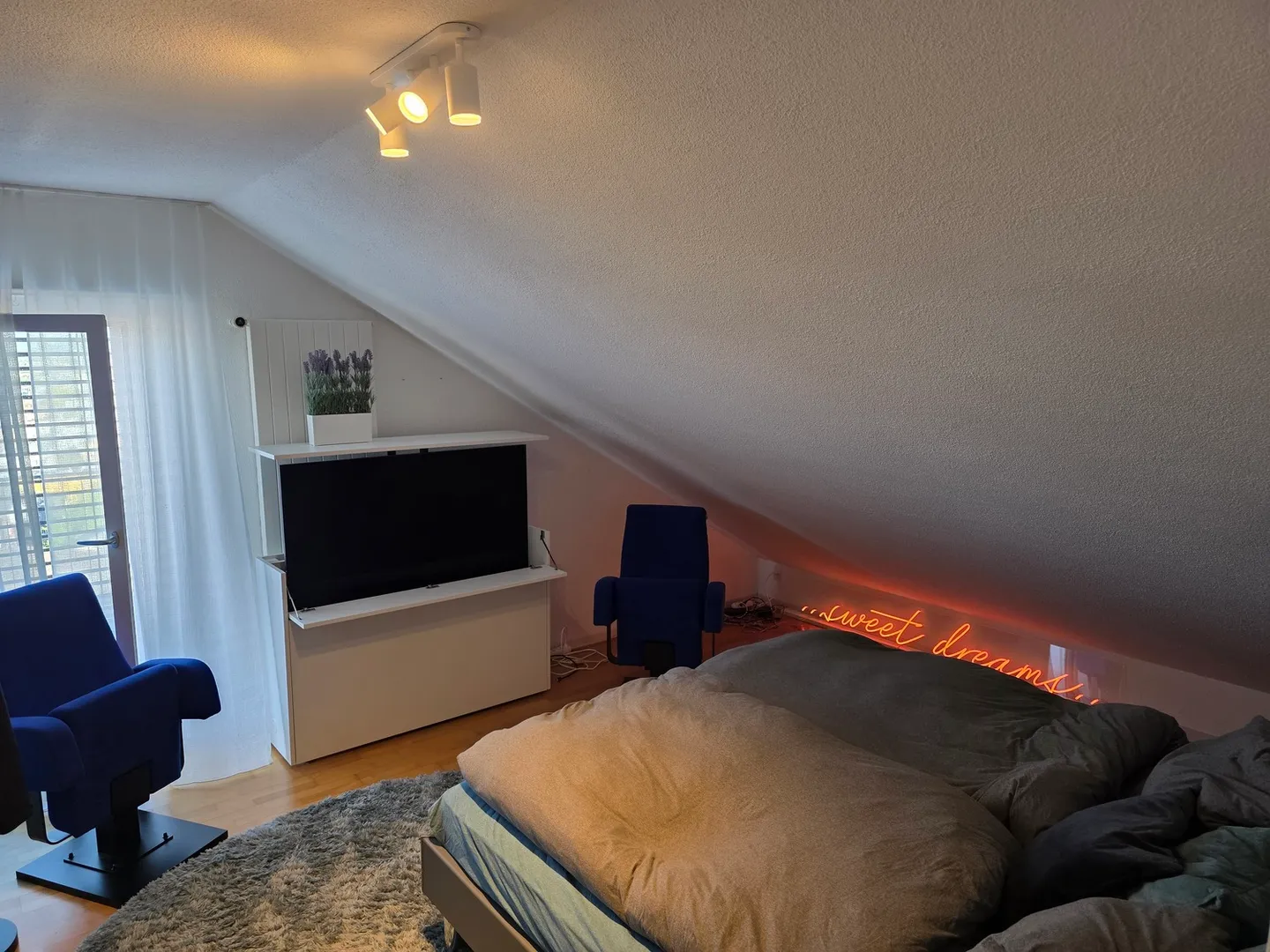 Charming Loft with Stunning Views - Photo 5 of 8
