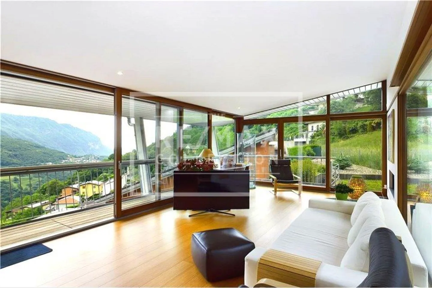 Design Villa im Grünen von Arogno - Traumhafter Panoramablick! - Foto 4 di 13