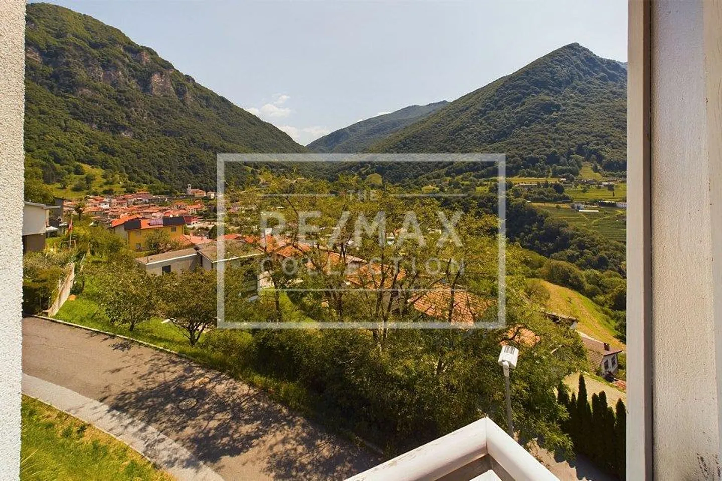 Design Villa im Grünen von Arogno - Traumhafter Panoramablick! - Foto 10 di 13