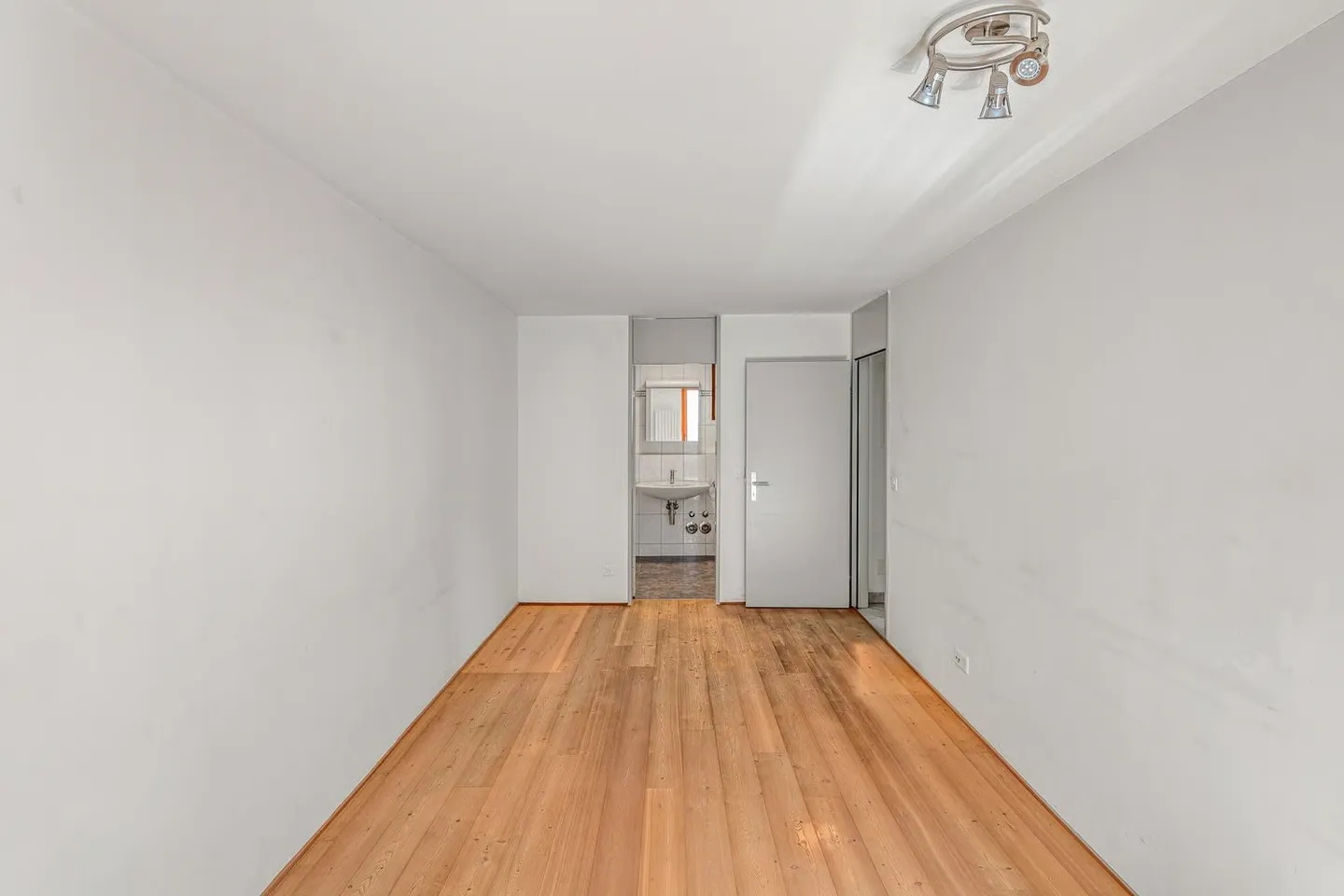 Geräumige Wohnung mit sonniger Terrasse - Foto 1 von 8