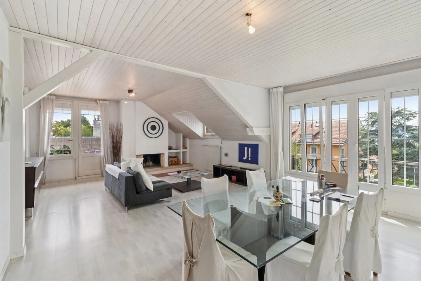 Elegant Apartment with Lake View - Photo 3 of 8